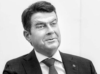 瑞银集团股东大会选举 Colm Kelleher 为新任董事长