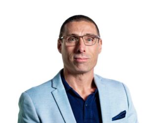 Axi首席商业官Louis Cooper退休,公司全球战略转型再迎新篇章