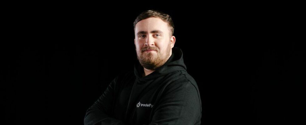 Tradeify宣布与世界排名第一飞镖冠军Luke Littler签署全球品牌大使合作,推出“冠军心态”计划
