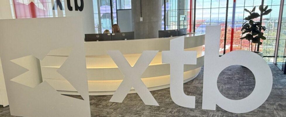 XTB 2025年创纪录业绩:全年收入21.47亿波兰兹罗提暴增14.6%,Q4收入6.101亿兹罗提飙升63%,活跃客户激增69.7%至近119万,2026年强势进军现货加密与期权交易