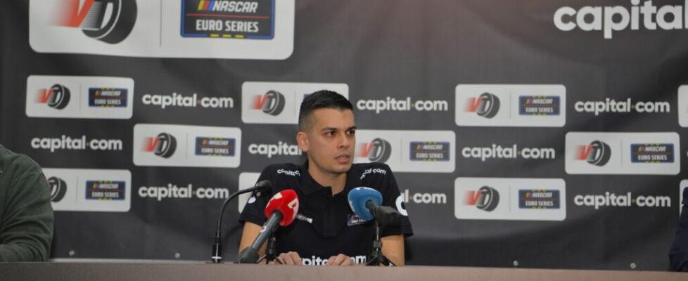 Capital.com宣布白金赞助塞浦路斯NASCAR欧洲系列赛车手Vladimiros Tziortzis!携手本地天才车手出征2026赛季,强化纪律与长期发展品牌理念