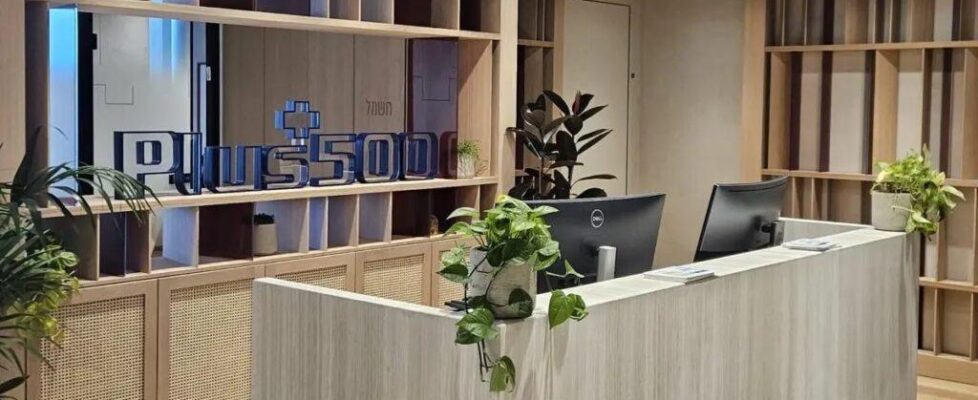 Plus500 2025年营收7.924亿美元小幅增长3%!净利润2.813亿美元同步增3%,ARPU创纪录3268美元,新客户获取成本降13%,2026年业绩预期超市场共识
