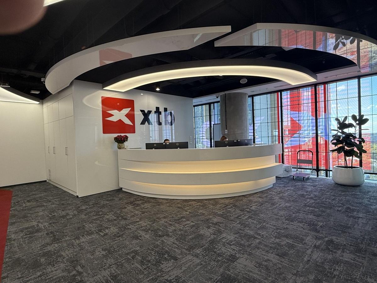 XTB遭KNF维持540万美元罚款 股价跌5% 同日入选STOXX Europe 600指数